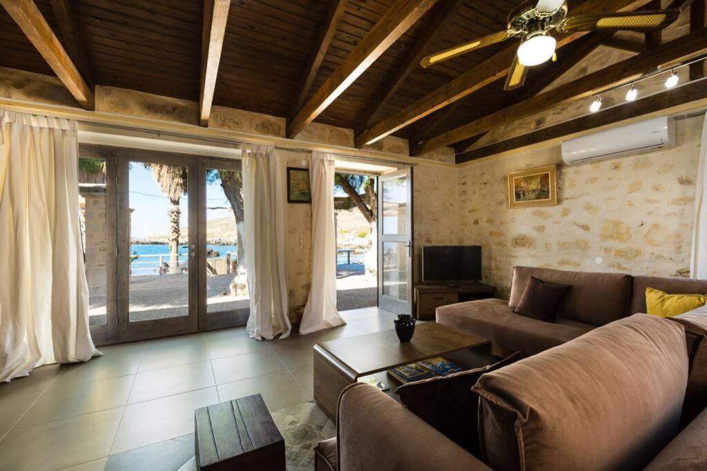 Proto Helidoni - A Cozy Beachfront Villa *